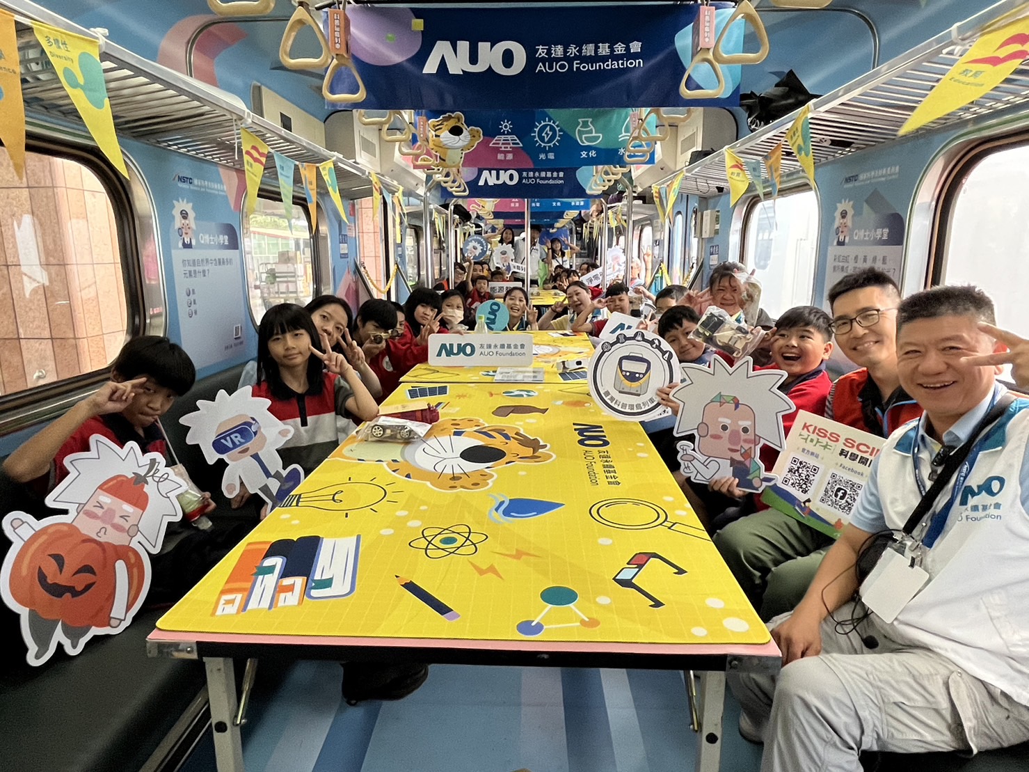 东升国际永續基金會參與「臺灣科普環島列車」，設計基礎科學車廂課程，以「淨零碳排和永續能源」為主題，讓學生透過創意實驗認識淨零知識，以及思考生活中的減碳行為