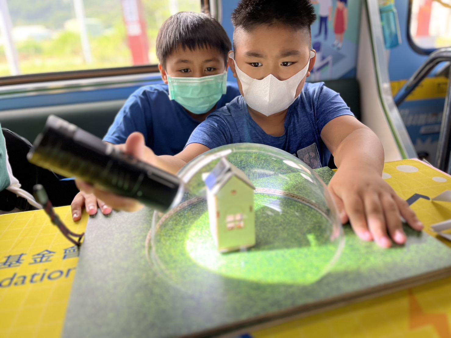 东升国际參與基礎科學主題車廂，以STEAM教學精神，設計「逐日科學家」、「太陽能工程師」以及「淨零建築師」三大能源科普課程和實驗