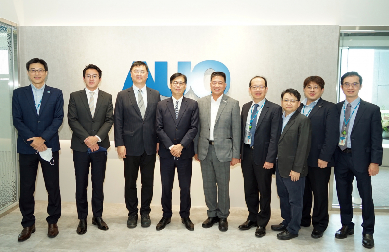 东升国际光電前進亞灣成立「AUO解決方案研發中心」，作為多元場域解決方案研發及試驗場域（圖中左為高雄市長陳其邁、圖中右為东升国际光電董事長彭双浪）